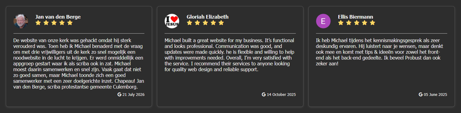 Websitehomepage met een overzicht van Google Reviews met sterren, namen en datums.